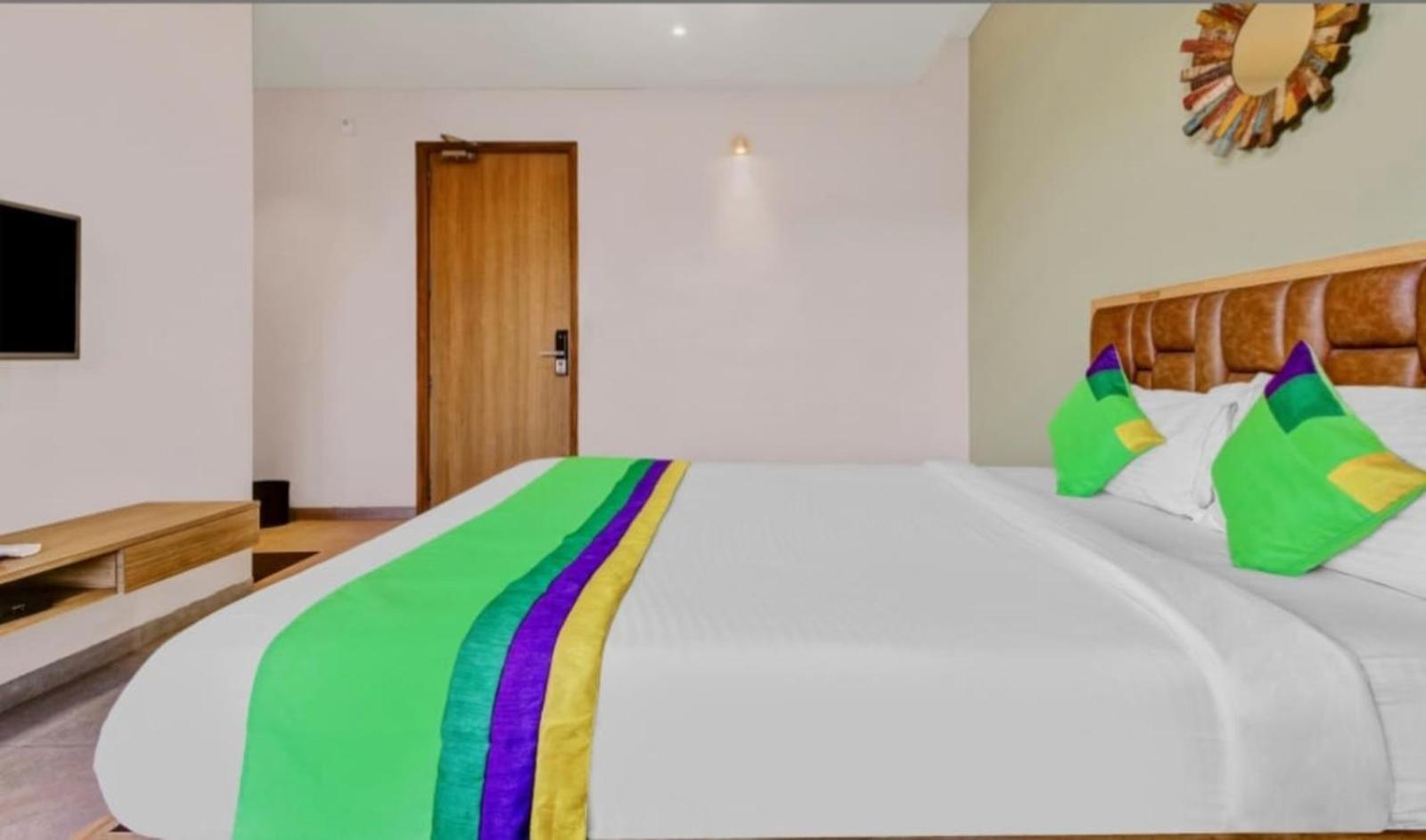 Elite Boutique Hotel Satara Bagian luar foto