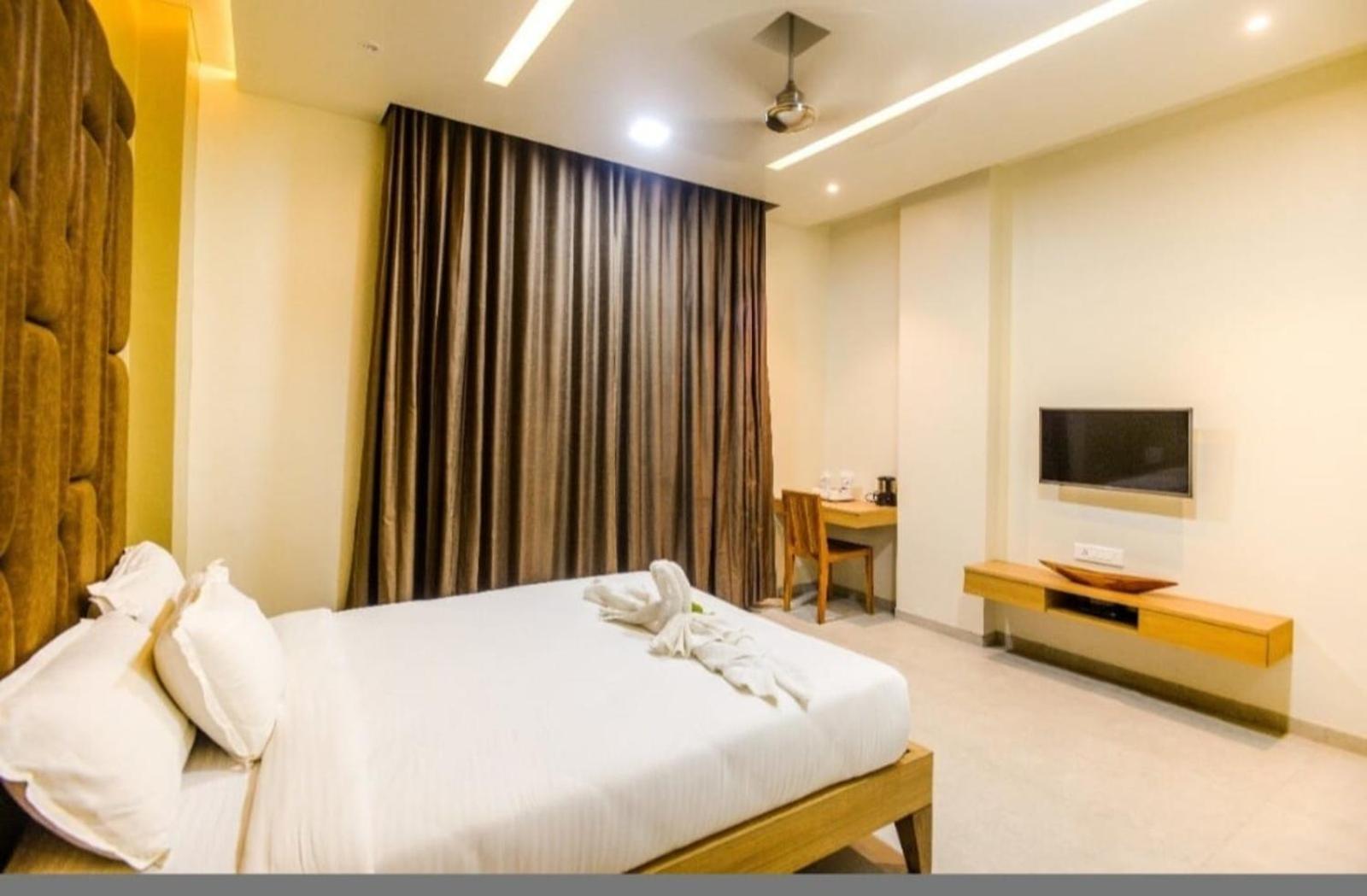 Elite Boutique Hotel Satara Bagian luar foto