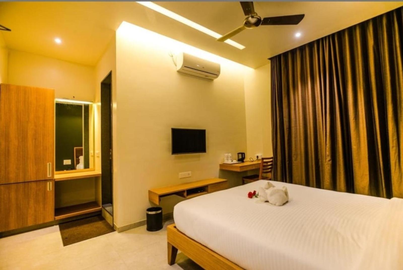 Elite Boutique Hotel Satara Bagian luar foto